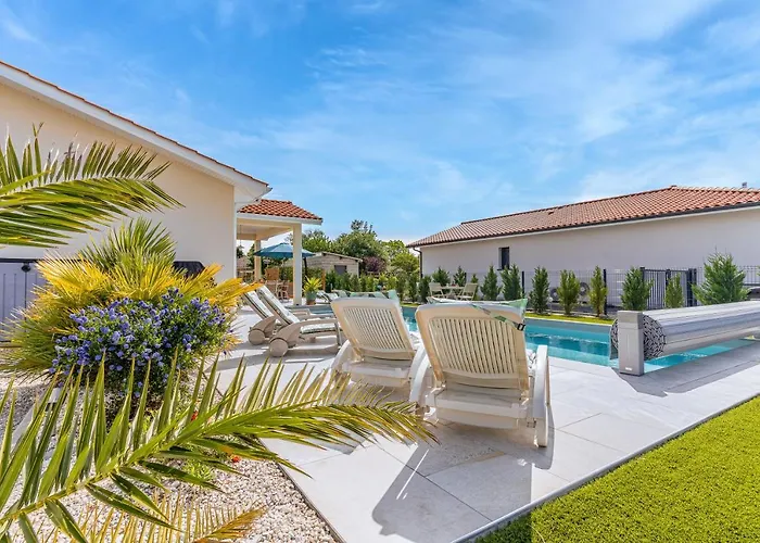 Nyaraló Du - Gastes